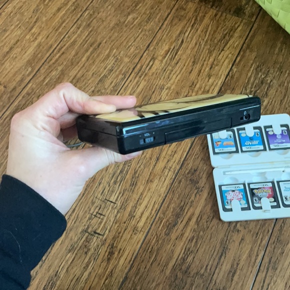 Nintendo DS console with charger and games - Picture 3 of 3